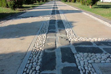 Parktaki dekoratif taş kaldırım yolu.