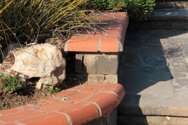 Parktaki dekoratif taş kaldırım yolu.