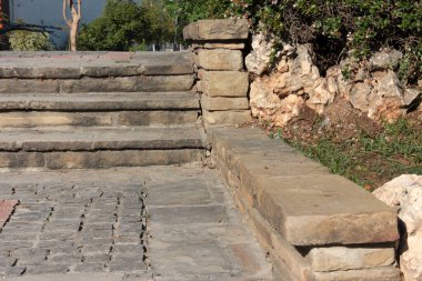 Parktaki dekoratif taş kaldırım yolu.