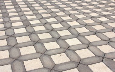 Parktaki dekoratif taş kaldırım yolu.