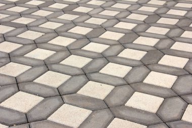 Parktaki dekoratif taş kaldırım yolu.