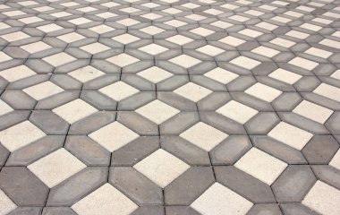 Parktaki dekoratif taş kaldırım yolu.