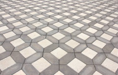 Parktaki dekoratif taş kaldırım yolu.