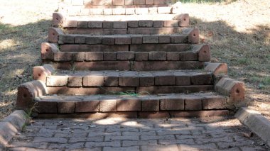 Parktaki dekoratif taş kaldırım yolu.