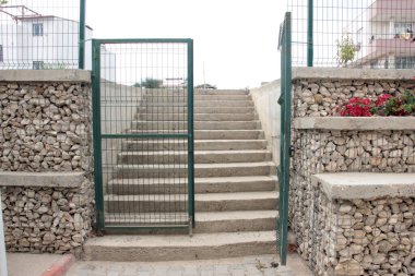 Parktaki dekoratif taş kaldırım yolu.