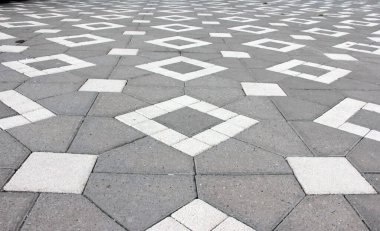 Parktaki dekoratif taş kaldırım yolu.