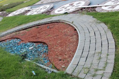 Parktaki dekoratif taş kaldırım yolu.