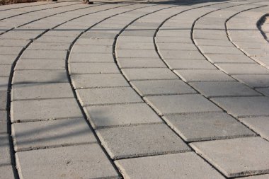 Parktaki dekoratif taş kaldırım yolu.