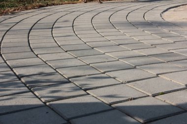 Parktaki dekoratif taş kaldırım yolu.