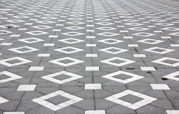 公園内の石畳の装飾道路 — ストック写真