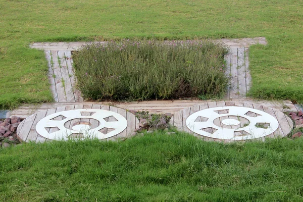 公園内の石畳の装飾道路 — ストック写真