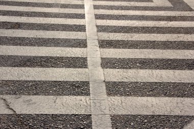 Parktaki dekoratif taş kaldırım yolu.