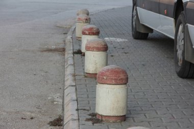 Parktaki dekoratif taş kaldırım yolu.