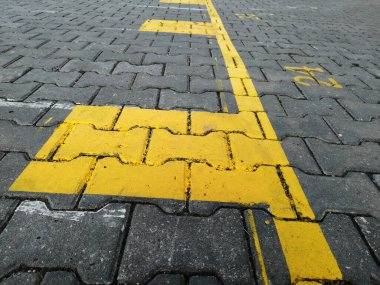 Parktaki dekoratif taş kaldırım yolu.