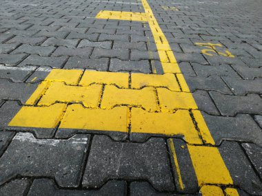 Parktaki dekoratif taş kaldırım yolu.