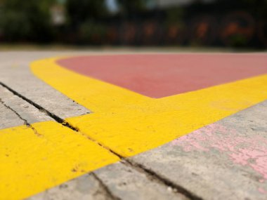 Parktaki dekoratif taş kaldırım yolu.