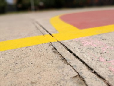 Parktaki dekoratif taş kaldırım yolu.