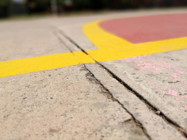 Parktaki dekoratif taş kaldırım yolu.