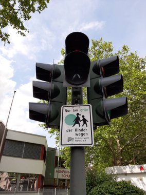 Trafik uyarı ışıkları yolda