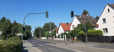 Trafik uyarı ışıkları yolda