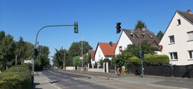 Trafik uyarı ışıkları yolda