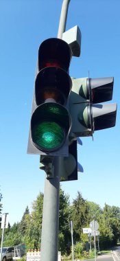 Trafik uyarı ışıkları yolda