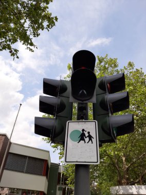 Trafik uyarı ışıkları yolda