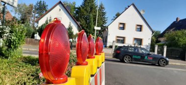 Trafik uyarı ışıkları yolda