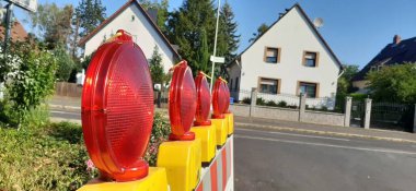 Trafik uyarı ışıkları yolda