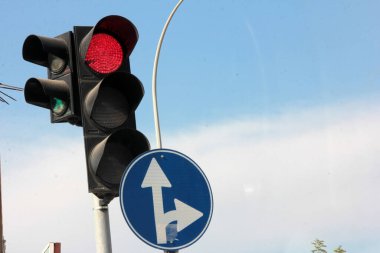 Trafik uyarı ışıkları yolda