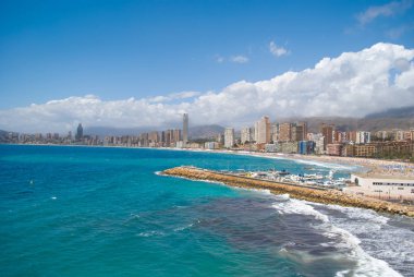 Benidorm, İspanya, yaz aylarında görünümünü