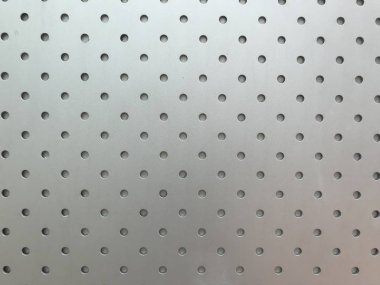 gümüş metal levha yüzeyine tam kare delik küçük daire