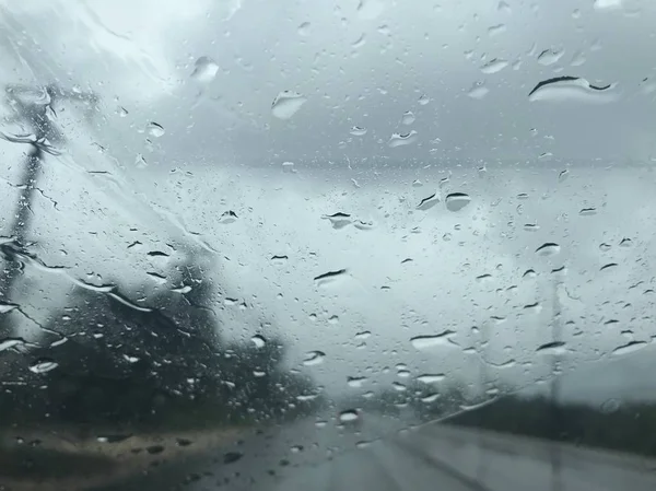 시골에서에서 자동차의 빗방울 비에서 — 스톡 사진
