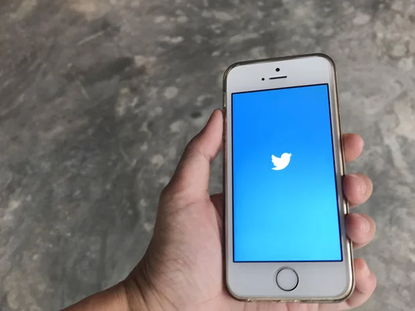 Phuket, Tayland 4 Eylül 2018: insanlar iphone Se mobil twitter uygulama kullanır