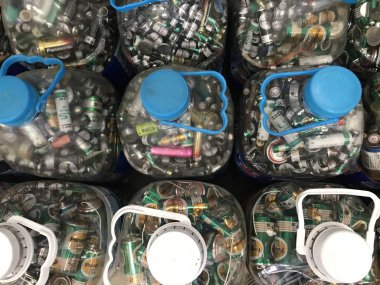 geri dönüşüm çok boyutları için hazırlanıyor büyük plastik şişelerde kullanılmayan pil toplama veya düzgün yok
