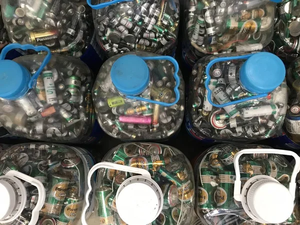 Mengumpulkan Banyak Ukuran Baterai Yang Tidak Terpakai Dalam Botol Plastik Stok Gambar