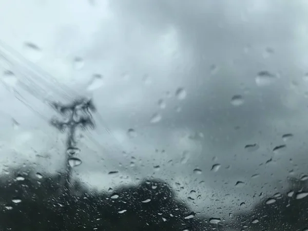 从汽车前挡风玻璃上的有电后和森林的农村暗灰色场景几乎没有下雨和黑暗风暴 — 图库照片
