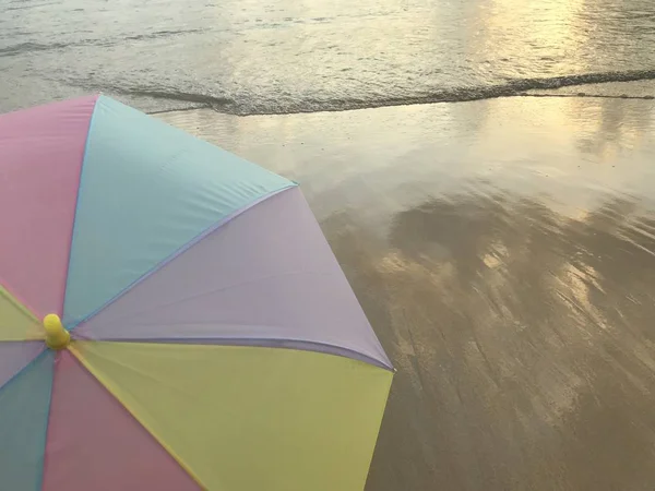 Luz Sol Dourada Brilhar Praia Com Boa Onda Mar Guarda — Fotografia de Stock