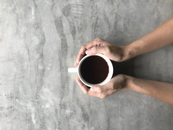 Wanita Yang Memegang Secangkir Kopi Americano Hitam Panas Dengan Kedua — Stok Foto