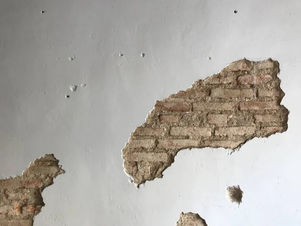 Zaprojektowana Ściana Antyczny Biały Cement Pęknięty Przestrzeni Która Pokazuje Starych — Zdjęcie stockowe