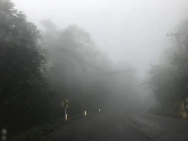 Condução Estrada Com Monte Nevoeiro Amarelo Manter Direito Sinal Estrada — Fotografia de Stock