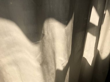 Beyaz keten perde sayfası üzerinde bu yapma güzel ışık ve gölge güneş ışık parlar ile pencerede