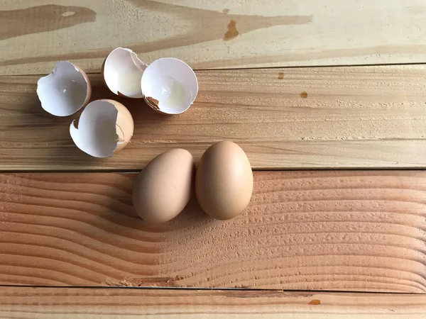 Két friss csirke tojás, négy darab tojáshéj — Stock Fotó