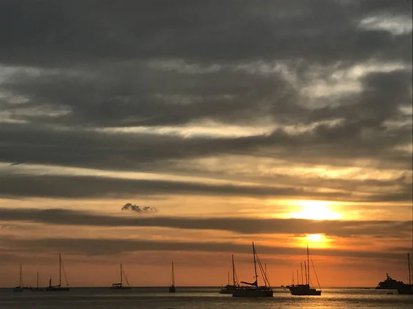 Bella spiaggia cielo e oceano quando il tramonto e molti yacht in mare — Foto Stock