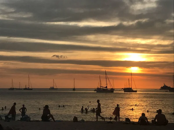 Bella spiaggia cielo e oceano quando il tramonto e la gente sulla spiaggia — Foto Stock