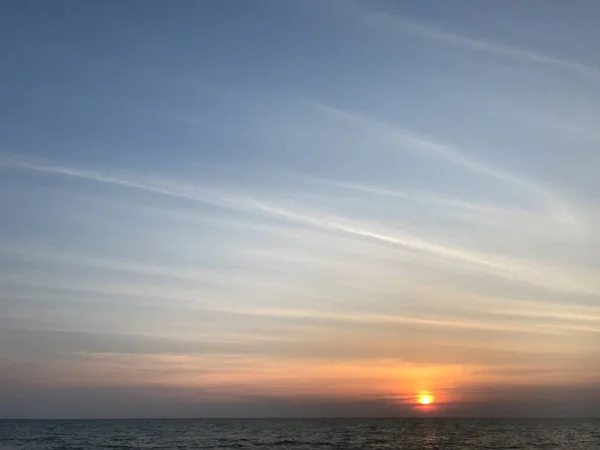 Tramonto con sorprendente cielo blu vaniglia e bella forma di nuvola — Foto Stock