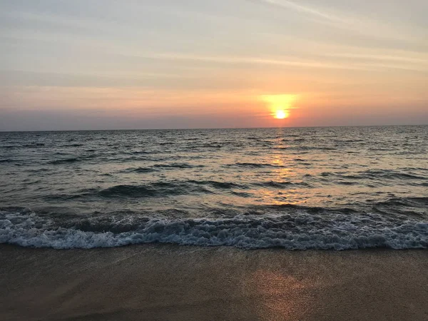 Cielo di vaniglia e spiaggia oceanica quando il tramonto con riflesso del sole — Foto Stock