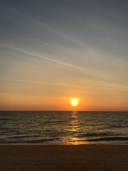 Incredibile cielo di vaniglia e spiaggia dell'oceano quando il tramonto — Foto Stock