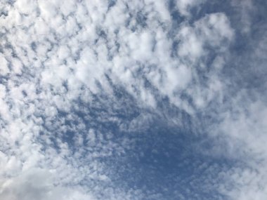 inanılmaz kabarık veya floccus bulutlar parlak mavi gökyüzü ile pamuk gibi görünüyorsun