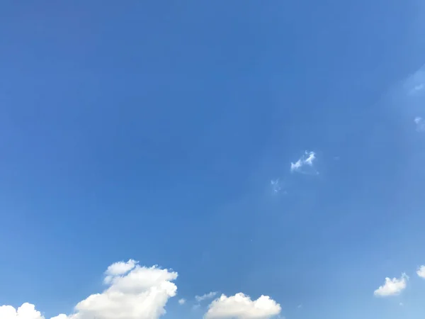 Άσπρα σύννεφα με λαμπερό γαλάζιο καλοκαιρινό ουρανό — Φωτογραφία Αρχείου
